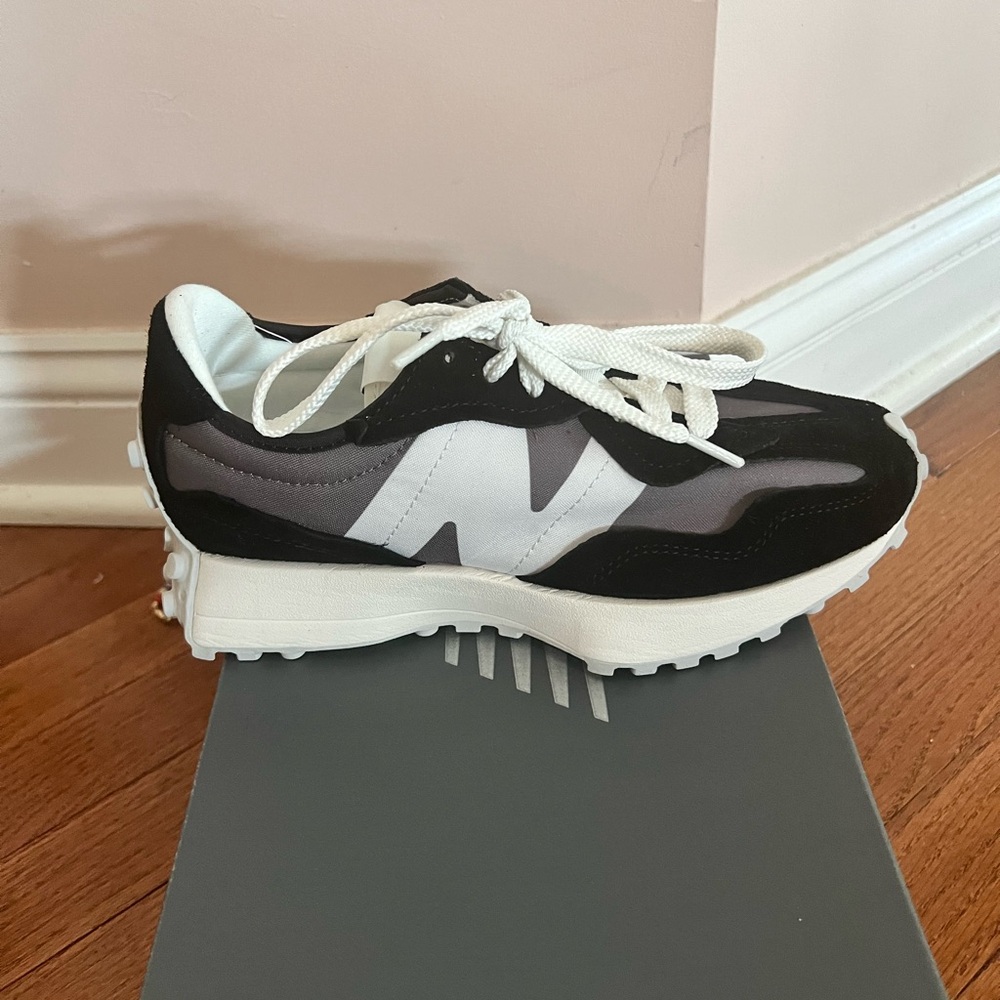 Never worn New balance 327 black/white/blush